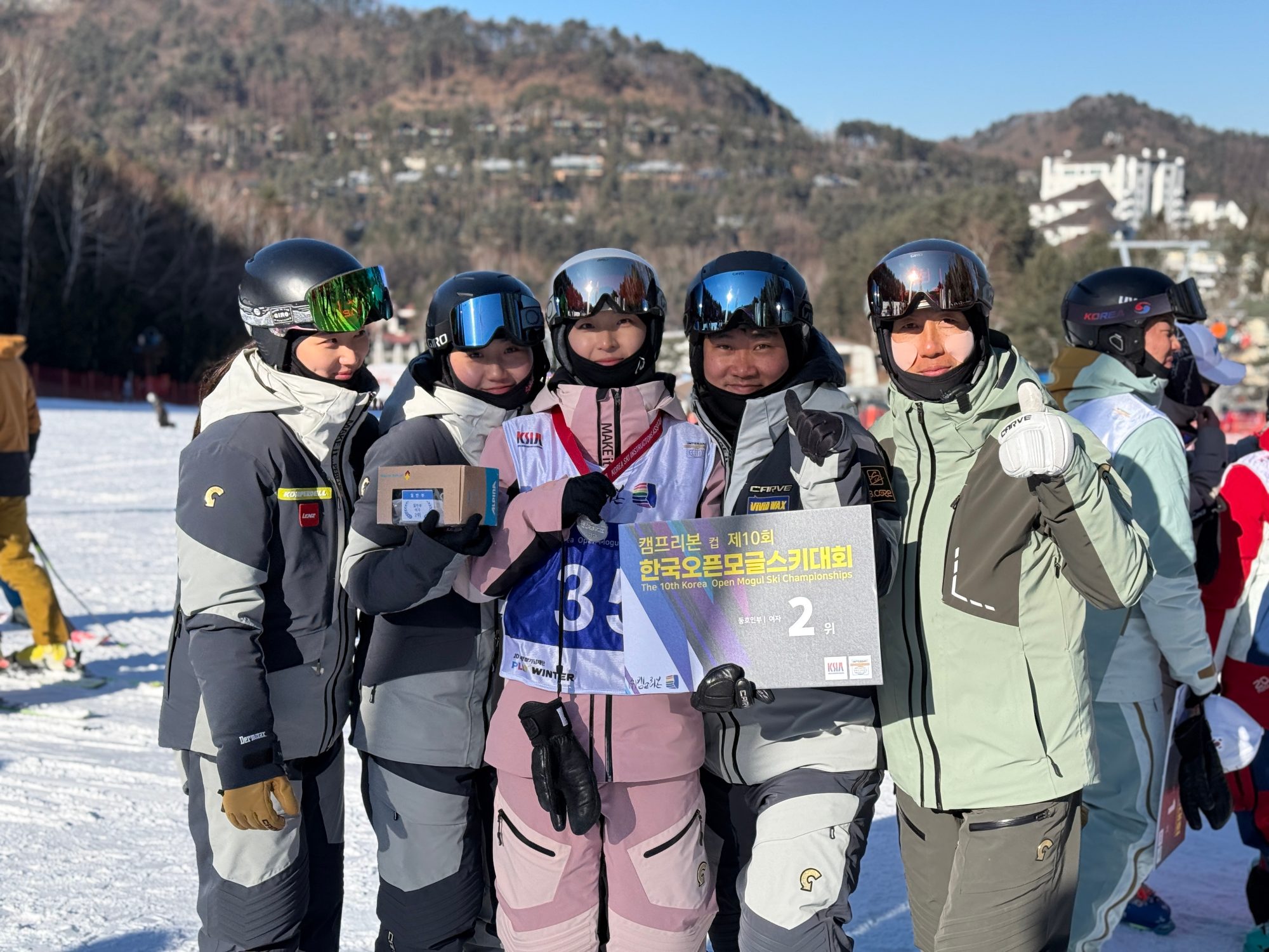 한국오픈모글스키대회 입상 후 기념 촬영하는 팀원들